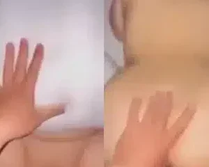 Chịch mẹ đơn thân máu đụ nhưng vẫn còn ngại ngùng