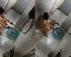 Quáy lén chị gái phòng bên lấy vòi xịt tự sướng