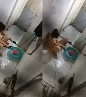 Quáy lén chị gái phòng bên lấy vòi xịt tự sướng