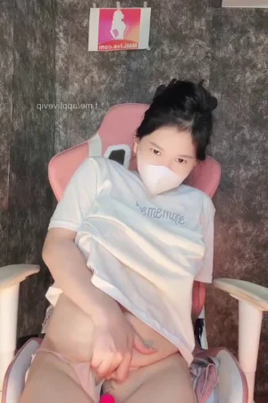 Clip bé Ly Xù nhét trứng rung vào trong quần silip